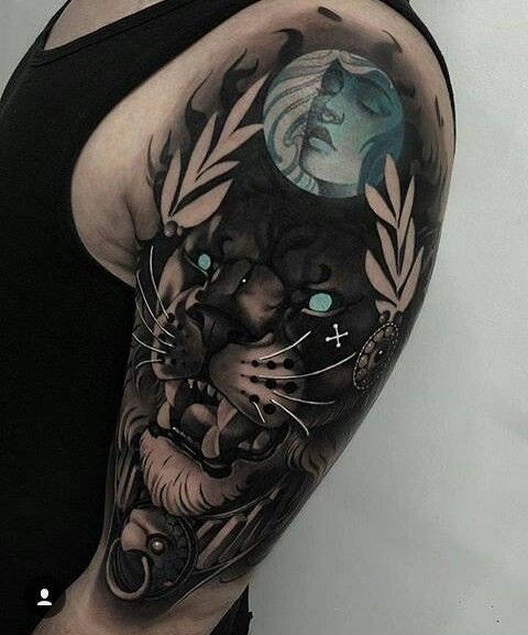 Hình xăm sư tử blackwork trên tay, chi tiết cao, phong cách kết hợp nghệ thuật, ảnh độ phân giải HD.