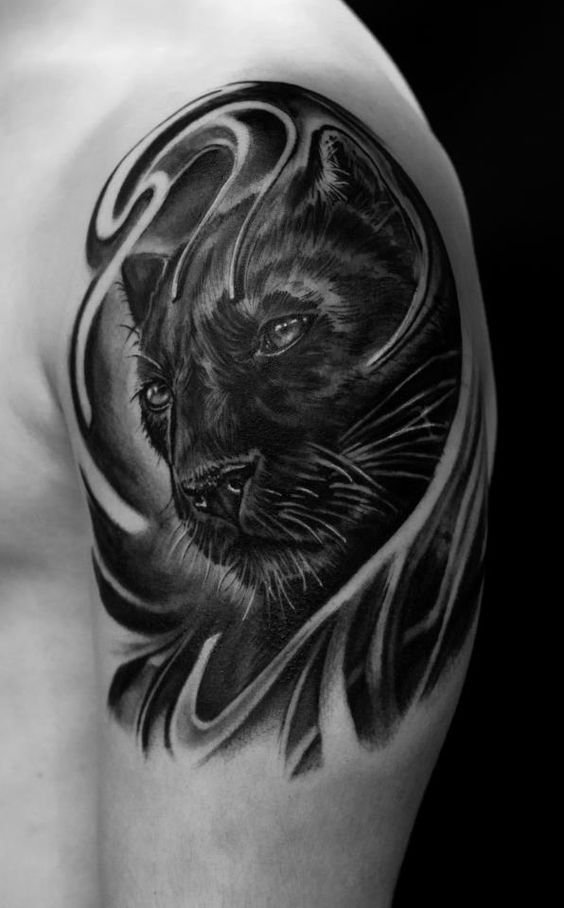 Hình xăm báo đen trên bắp tay, phong cách blackwork chi tiết, độ phân giải HD.