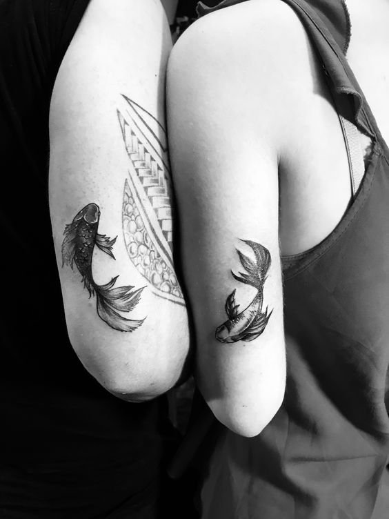 Hình xăm cá koi trên tay, phong cách blackwork, chi tiết rõ nét, ảnh chất lượng HD.