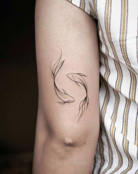 Hình xăm cá koi mini trên tay, phong cách blackwork, chi tiết tinh tế, ảnh HD.