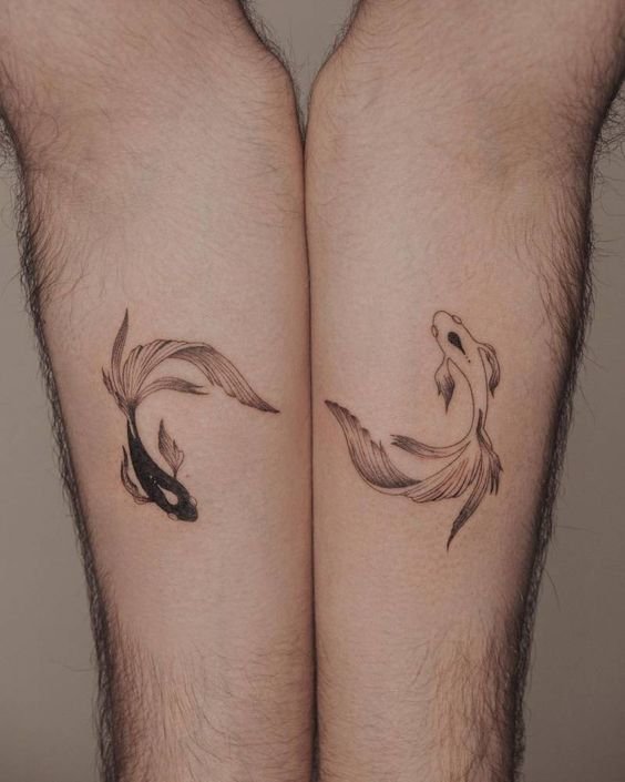 Hình xăm cá koi trên cánh tay, phong cách blackwork, chi tiết sắc nét, độ phân giải HD.
