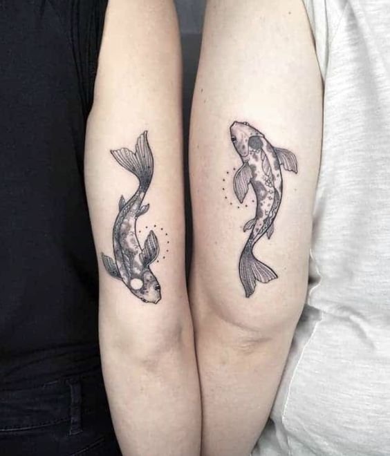 Hình xăm cá koi trên tay, phong cách blackwork chi tiết, ảnh HD.