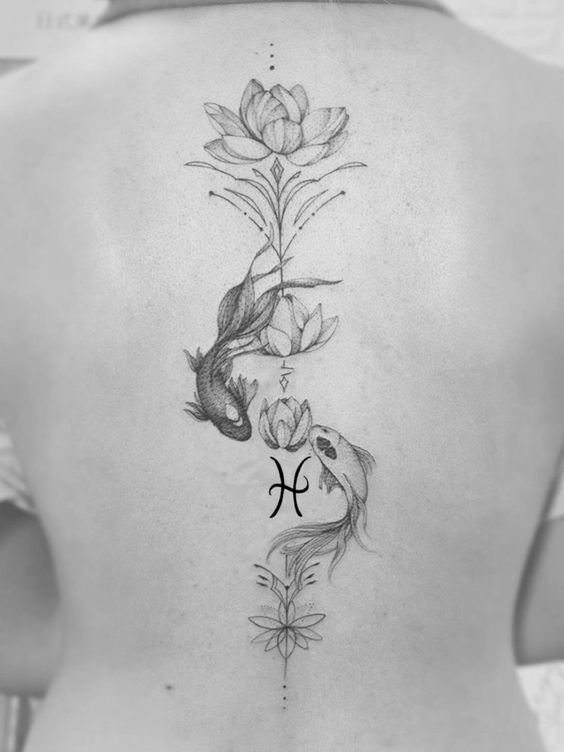 Hình xăm cá koi và hoa sen trên lưng, phong cách blackwork chi tiết, độ phân giải HD.