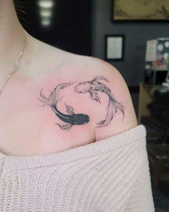 Hình xăm cá koi trên vai, phong cách blackwork, chi tiết tinh tế. Ảnh chất lượng cao.