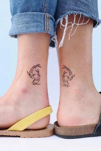 Hình xăm cá mini ở mắt cá chân, phong cách blackwork, chi tiết cao, độ phân giải HD.