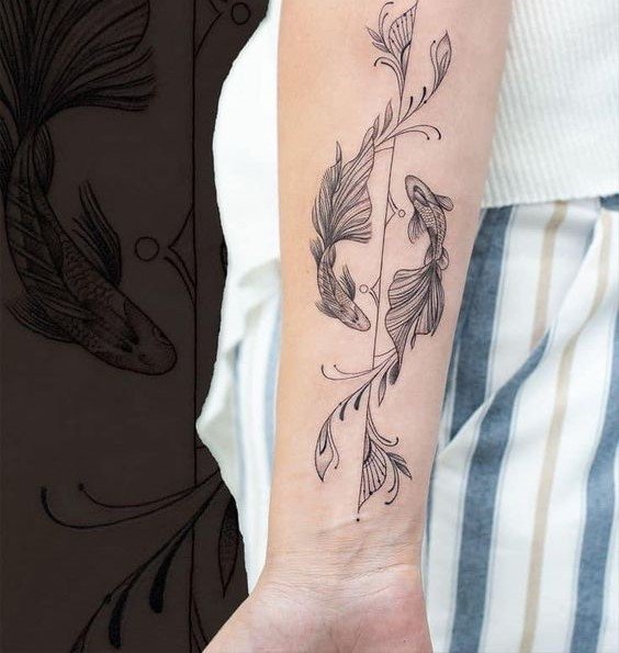 Hình xăm cá phong cách blackwork trên cẳng tay, chi tiết tinh tế, độ phân giải HD.