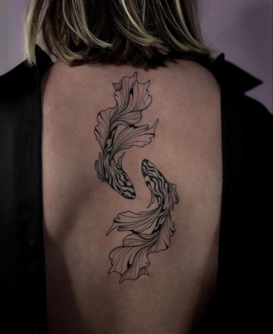 Hình xăm cá koi trên lưng, phong cách blackwork chi tiết, độ phân giải HD.
