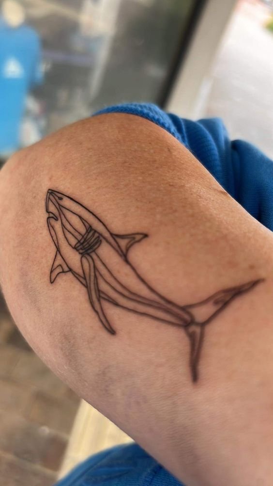 Hình xăm cá mập phong cách blackwork trên tay, chi tiết đơn giản, độ phân giải HD.