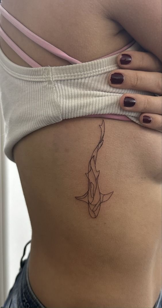 Hình xăm cá mập tối giản trên lườn, phong cách blackwork, độ phân giải HD.