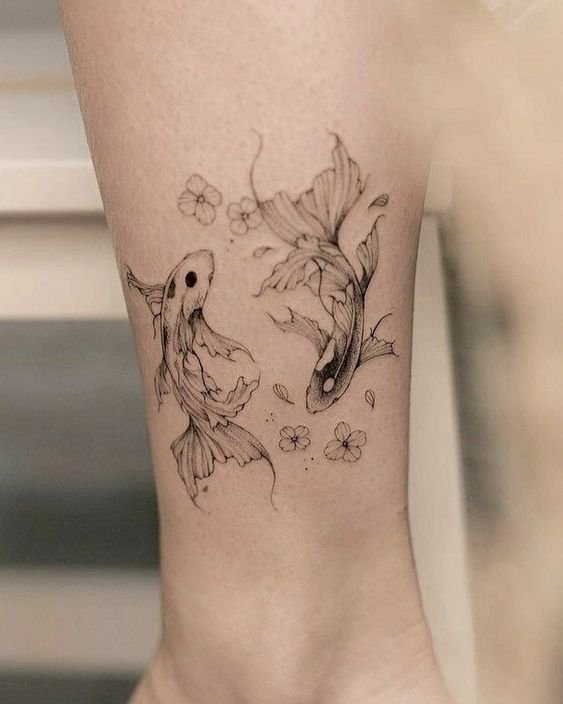 Hình xăm cá koi phong cách blackwork trên chân, chi tiết tinh xảo, ảnh HD.