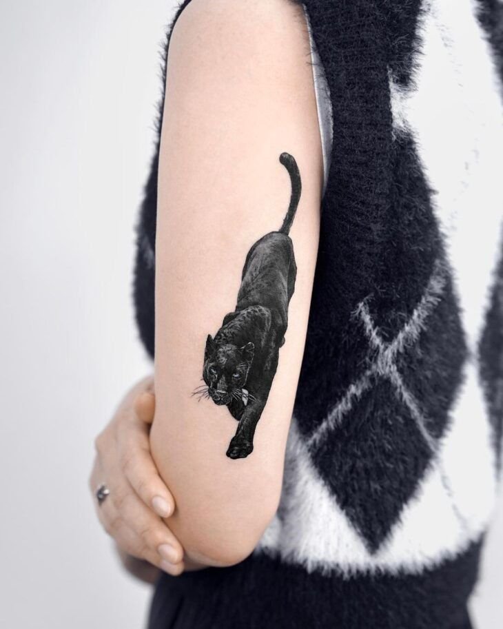 Hình xăm báo đen phong cách blackwork trên cánh tay, chi tiết rõ nét, độ phân giải HD.