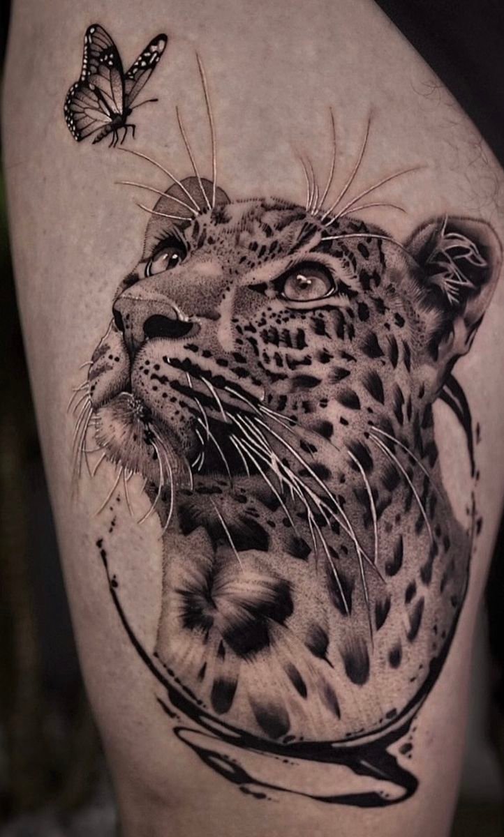 Hình xăm báo đốm và bướm trên đùi, phong cách blackwork chi tiết, ảnh HD.