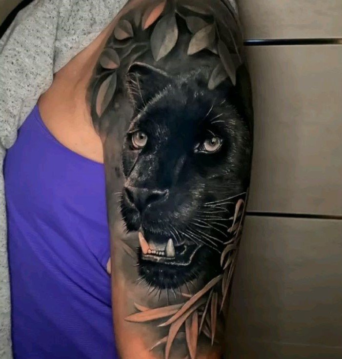 Hình xăm báo đen chi tiết, vị trí cánh tay, phong cách blackwork, độ phân giải HD.