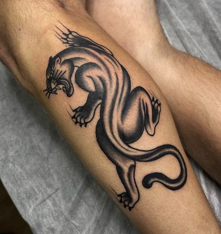 Hình xăm báo đen trên cẳng tay, phong cách blackwork, chi tiết rõ nét, độ phân giải HD.