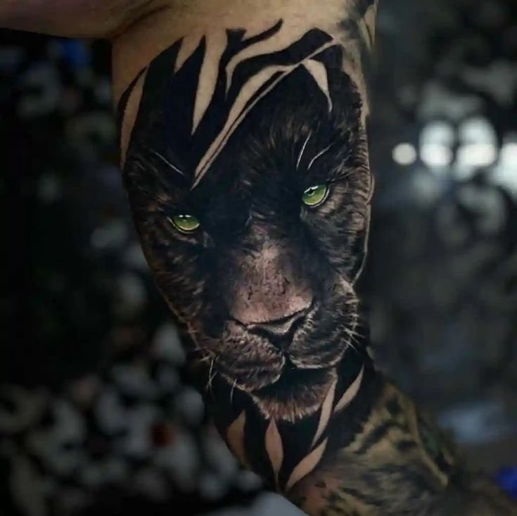 Hình xăm hổ phong cách blackwork chi tiết trên tay, độ phân giải HD.