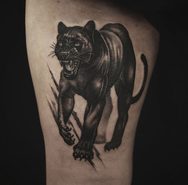 Hình xăm báo đen trên đùi, phong cách blackwork chi tiết, ảnh độ phân giải HD.