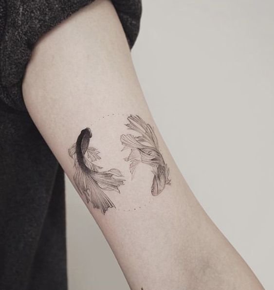 Hình xăm cá betta mini trên tay, phong cách blackwork chi tiết, độ phân giải HD.