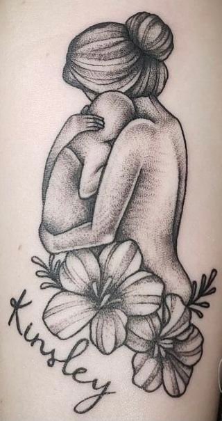 Hình xăm mẹ và bé với hoa, vị trí cánh tay, phong cách blackwork chi tiết, độ phân giải HD.