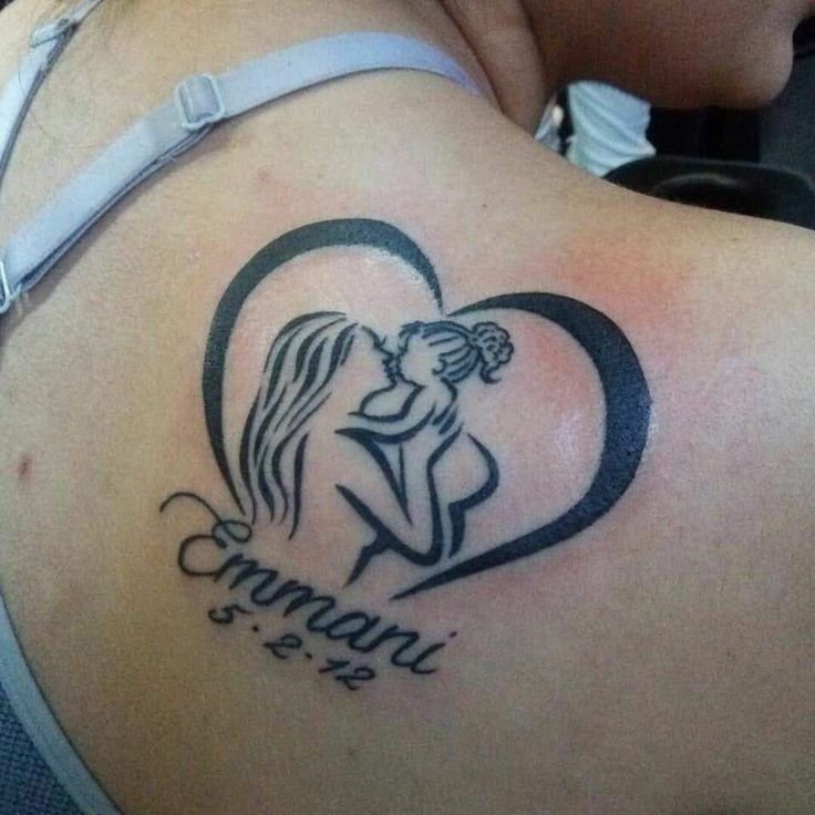 Hình xăm mẹ và con trên vai, phong cách blackwork, độ phân giải HD.