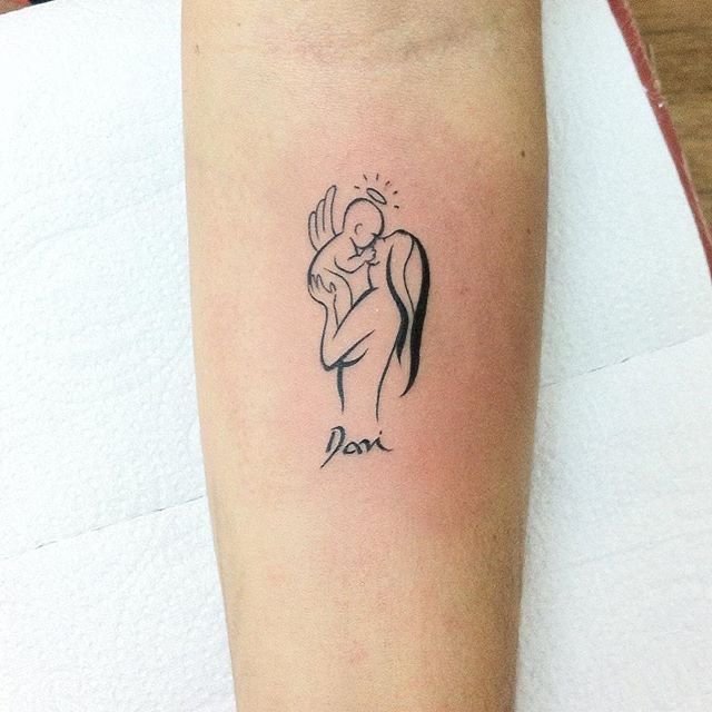 Hình xăm tối giản trên cánh tay, phong cách blackwork, mô tả mẹ và con, độ phân giải HD.