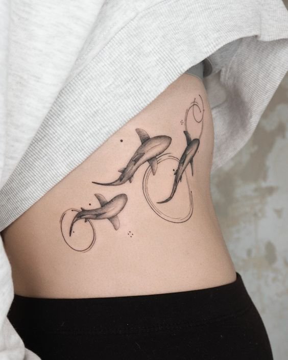 Hình xăm cá mập phong cách blackwork ở eo, chi tiết tinh tế, ảnh HD.