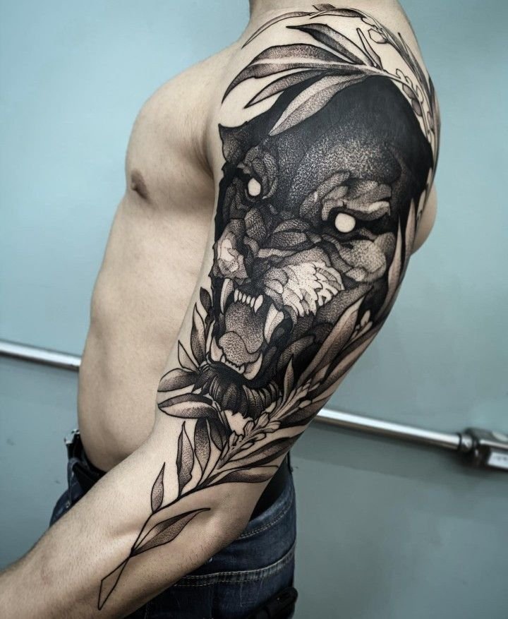Hình xăm hổ trên cánh tay, phong cách blackwork chi tiết, ảnh chất lượng cao.