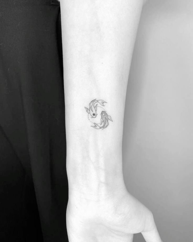 Hình xăm mini cá chép trên cổ tay, phong cách blackwork, chi tiết tinh tế, ảnh độ phân giải HD.