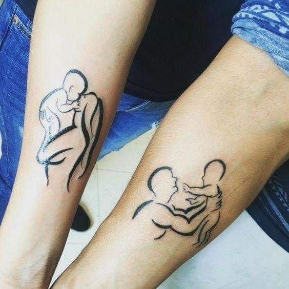Hình xăm nghệ thuật gia đình trên tay, phong cách blackwork, chi tiết rõ nét, ảnh độ phân giải HD.