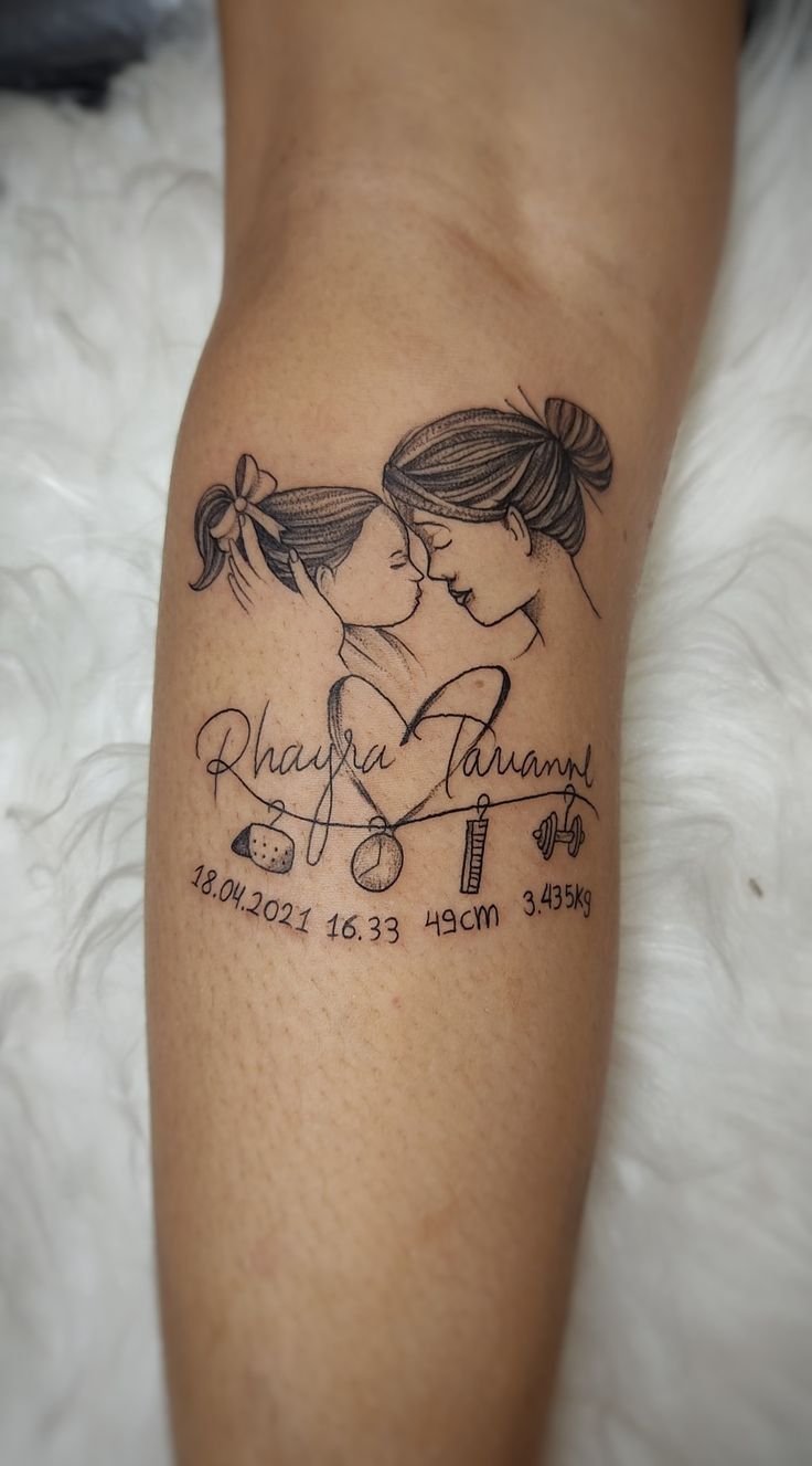 Hình xăm chân dung mẹ con, phong cách blackwork, vị trí bắp tay, chi tiết rõ nét, độ phân giải HD.