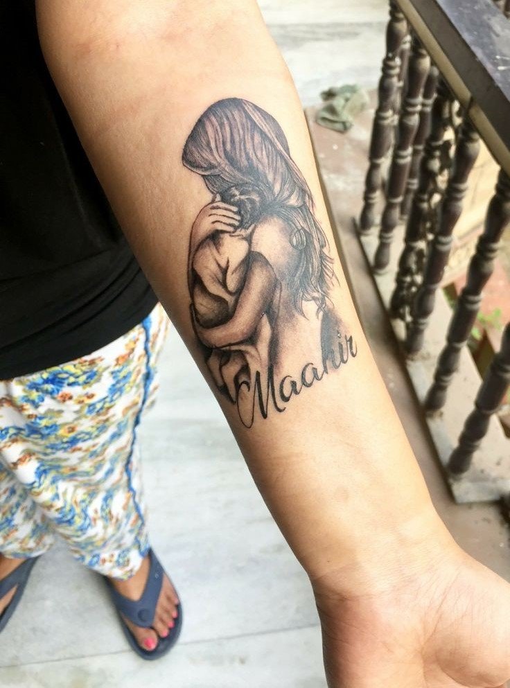Hình xăm người mẹ ôm con trên cánh tay, phong cách blackwork, chi tiết rõ nét, độ phân giải cao.