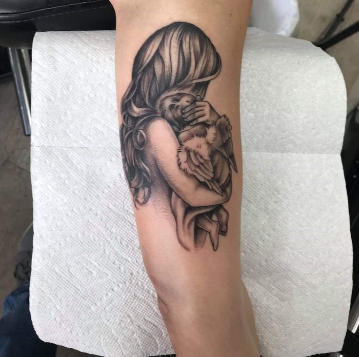 Hình xăm thiếu nữ ôm gấu, phong cách blackwork, chi tiết trên cánh tay, độ phân giải HD.
