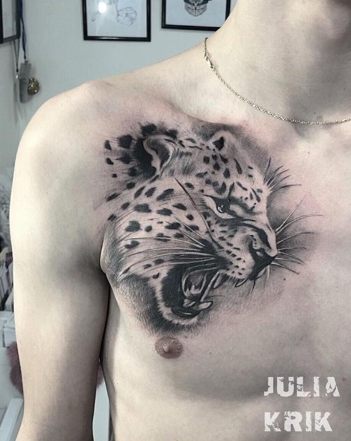 Hình xăm báo gầm trên ngực, phong cách blackwork, chi tiết tinh xảo, ảnh HD.