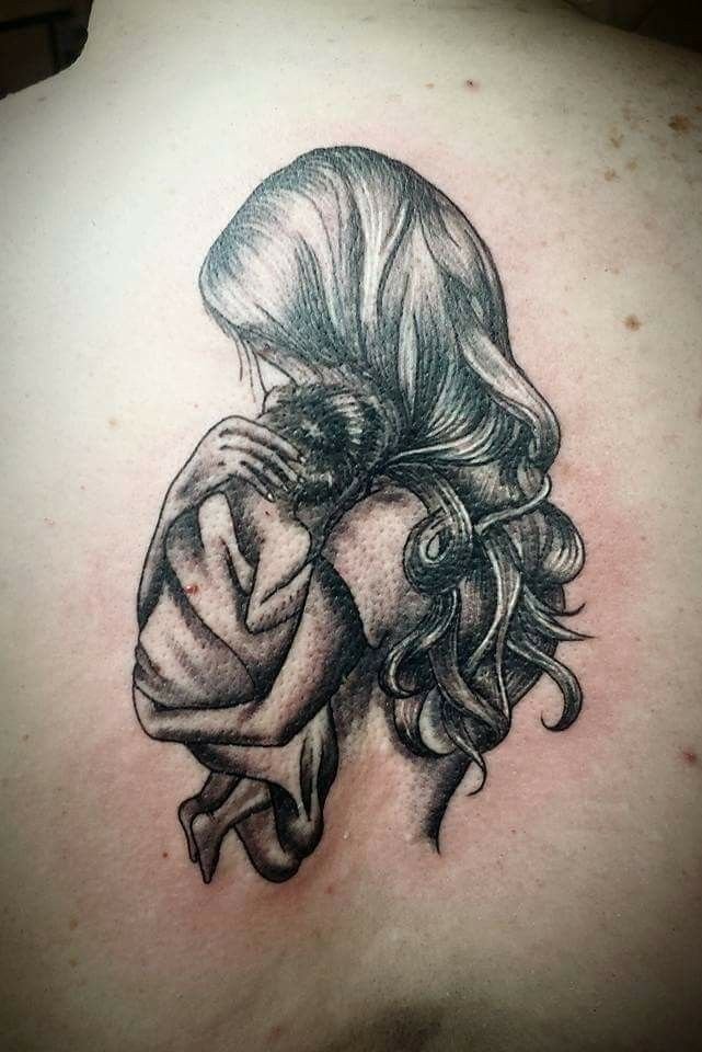 Hình xăm mẹ bế con trên lưng, phong cách blackwork, chi tiết, độ phân giải cao.