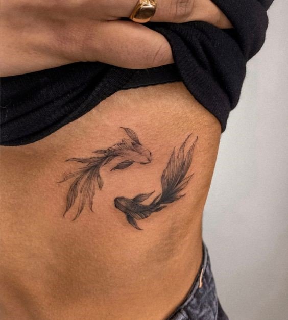 Hình xăm cá koi mini trên eo, phong cách blackwork, chi tiết sắc nét, độ phân giải HD.
