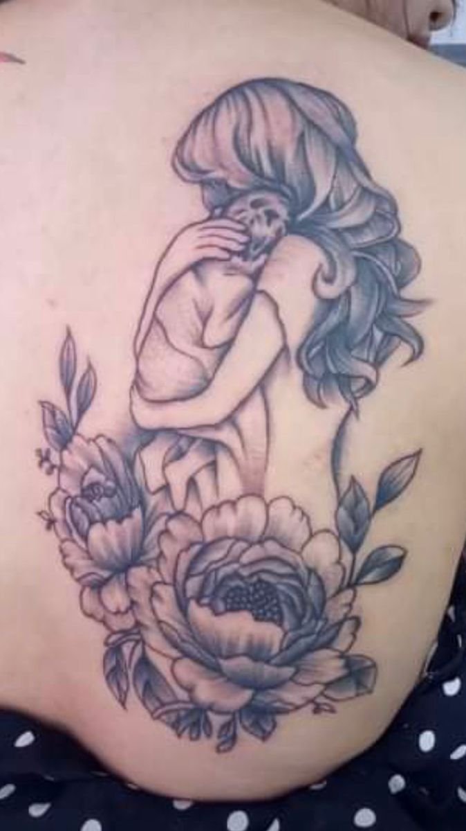 Hình xăm người ôm sọ và hoa trên lưng, phong cách blackwork chi tiết, ảnh HD.