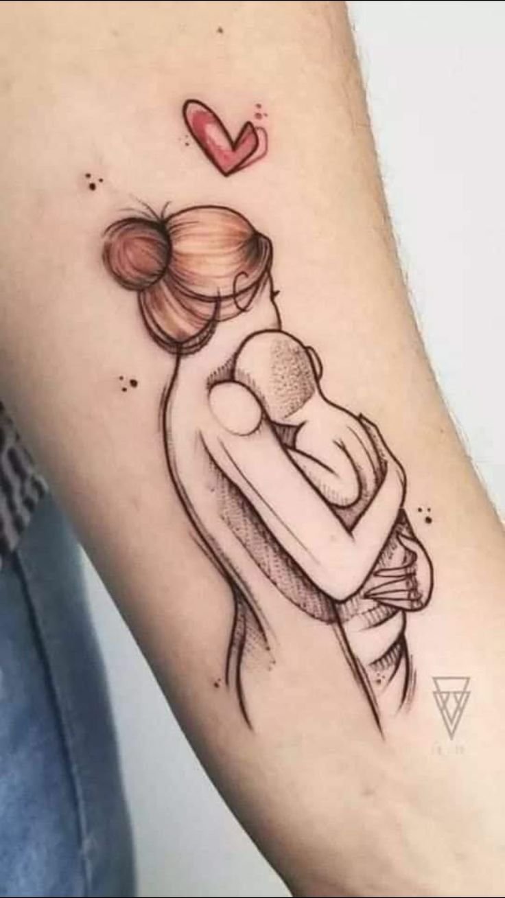 Hình xăm mẹ con trên cánh tay, phong cách màu nước, chi tiết tinh tế, ảnh chất lượng HD.