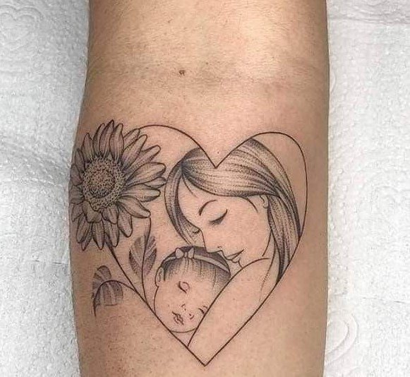 Hình xăm mẹ và bé trong trái tim, phong cách blackwork, trên tay, chi tiết cao, độ phân giải HD.