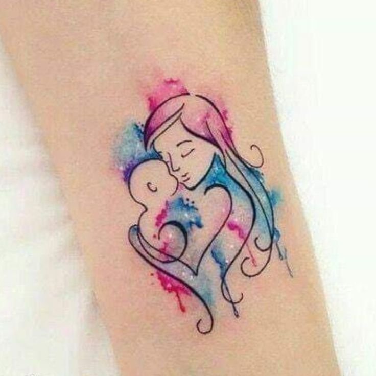 Hình xăm tình mẫu tử phong cách màu nước trên cánh tay, chi tiết nhẹ nhàng, độ phân giải HD.