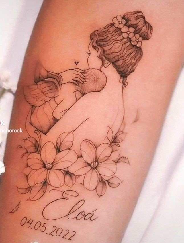 Hình xăm mẹ bế con với hoa, trên tay, phong cách blackwork chi tiết, độ phân giải HD.