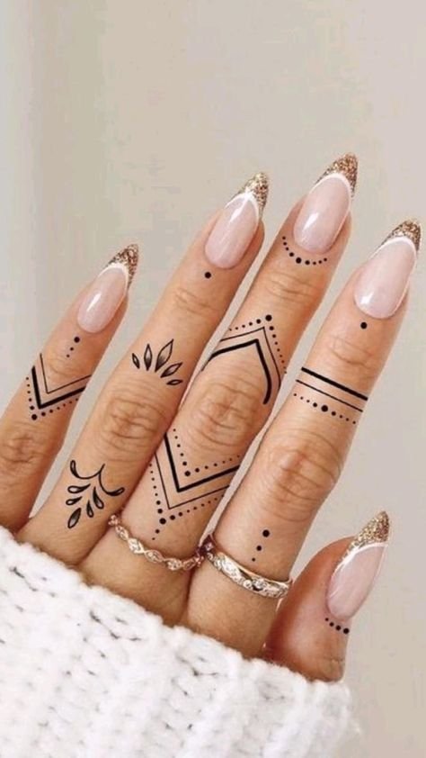 xăm hình hoa văn tinh tế nhất cho ngón tay Hình xăm mini trên ngón tay, phong cách blackwork, ảnh HD chi tiết.