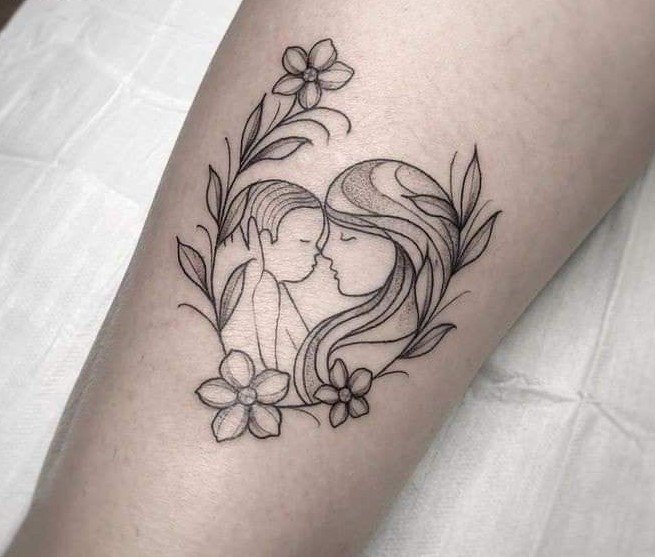 Hình xăm mẹ và bé trên tay, phong cách blackwork, chi tiết rõ nét, độ phân giải HD.