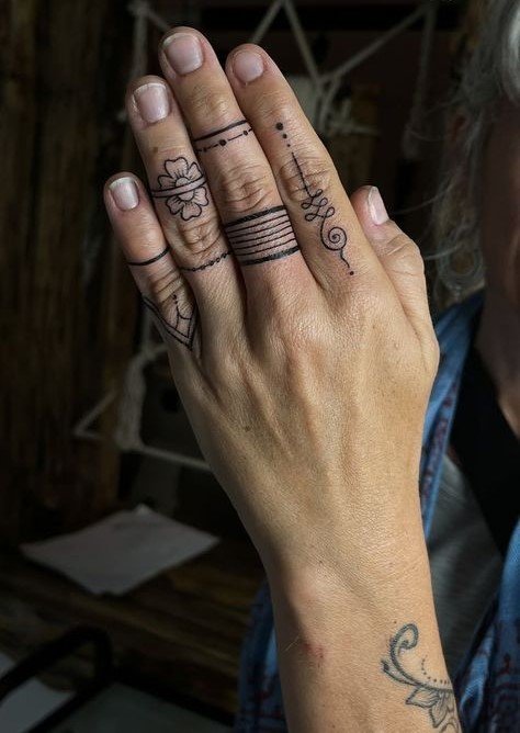 hoa văn xăm ngón tay nổi bật cho phái mạnh Hình xăm mini trên tay, phong cách blackwork, chi tiết sắc nét, độ phân giải HD.