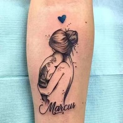 Hình xăm mẹ ôm con, phong cách blackwork, trên cánh tay, chi tiết cao, độ phân giải HD.