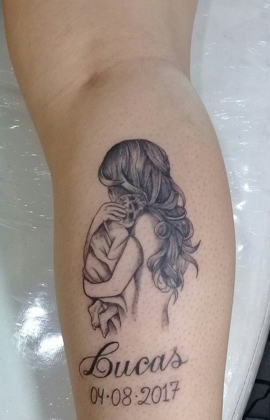 Hình xăm mẹ ôm con trên bắp chân, phong cách blackwork, chi tiết tinh xảo, ảnh HD.