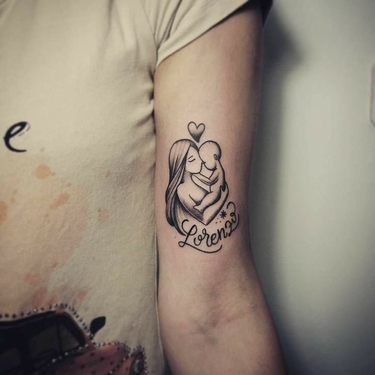 Hình xăm mẹ và bé trên cánh tay, phong cách blackwork, chi tiết tinh tế, độ phân giải HD.