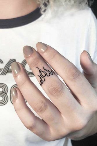 hình xăm ngọn lửa nổi bật trên ngón tay Hình xăm ngọn lửa trên ngón tay, phong cách blackwork, chi tiết rõ nét, độ phân giải HD.