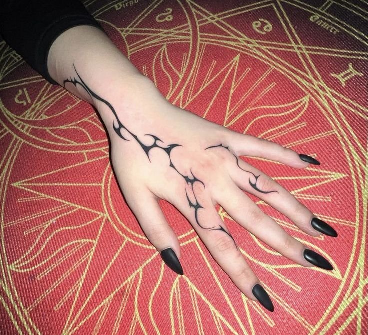 hình xăm ngón tay cực chất cho khách hàng nữ Hình xăm tribal trên tay, phong cách blackwork, độ chi tiết cao, ảnh HD.
