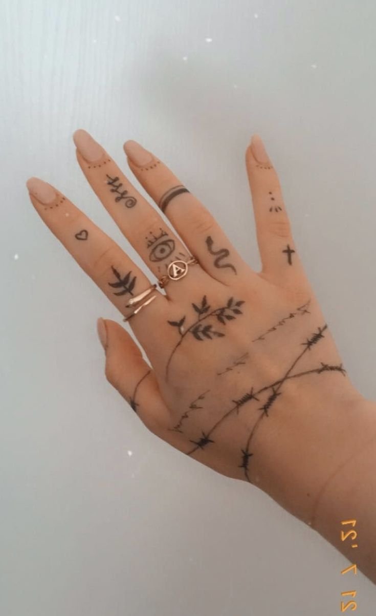 xăm ngón tay để lưu giữ kỷ niệm Hình xăm mini trên tay, phong cách blackwork, chi tiết, độ phân giải HD.