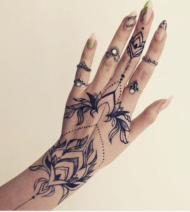 xăm ngón tay phong cách cổ điển Hình xăm hoa phong cách blackwork trên mu bàn tay, chi tiết rõ nét, ảnh chất lượng HD.