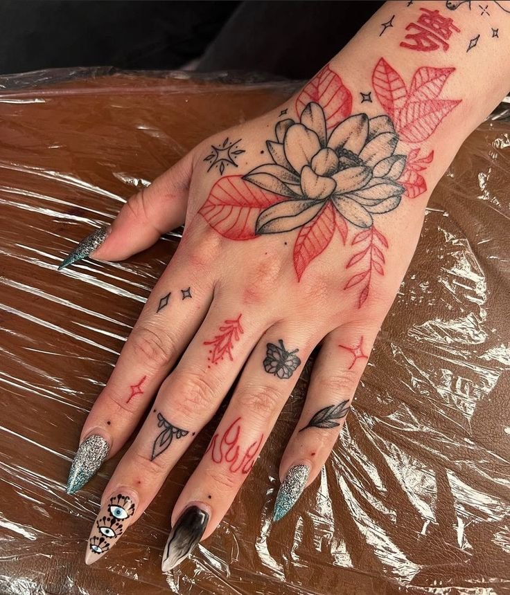 xăm ngón tay thể hiện cá tính Hình xăm hoa cổ điển trên tay, phong cách blackwork và màu đỏ, chi tiết rõ nét, ảnh HD.